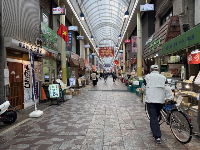 約350mのアーケードに、120店舗のお店が連なっている商店街