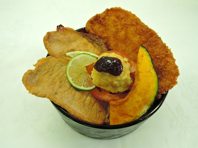 秩父わらじ豚味噌丼 