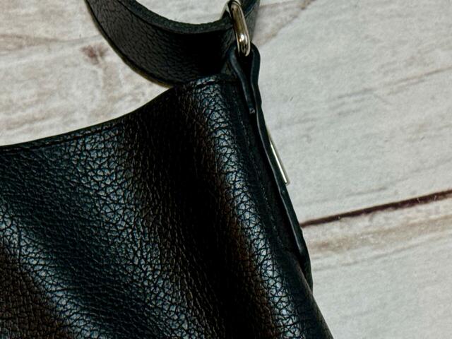 素材は合成皮革。シボ感のある高級感たっぷりの生地が最大の推しポイント！