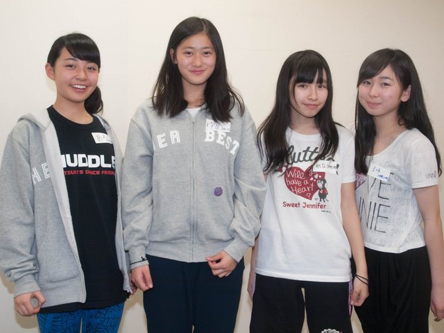 左から　葛岡有　井上結愛（劇団ハーベスト新メンバー）　れな　まゆ（アイドルネッサンス候補生）　中2メンバー