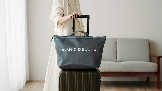 【DEAN ＆ DELUCA トラベルバッグ チャコールグレー】バッグ本体サイズ：縦38×幅54×マチ20cm。ハンドルは長短2本あり便利！