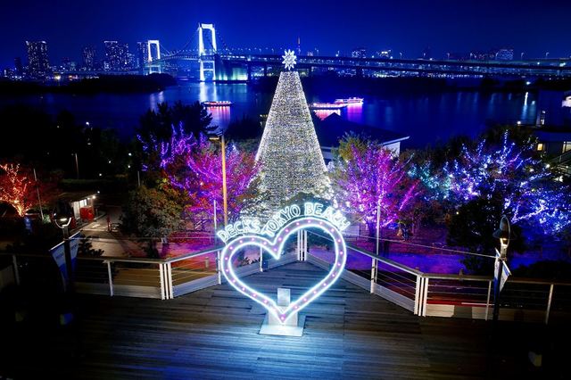 シーサイドデッキ3Fのハート型オブジェはフォトスポットとしてもぴったり!（デックス東京ビーチ）