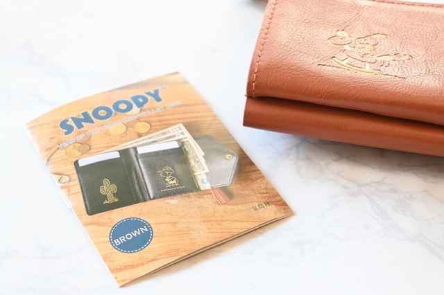 【『SNOOPY YEAR OF THE HORSE MINI WALLET BOOK BROWN』（宝島社）】ミニブックには、お財布のこだわりポイントなどがいっぱい♪