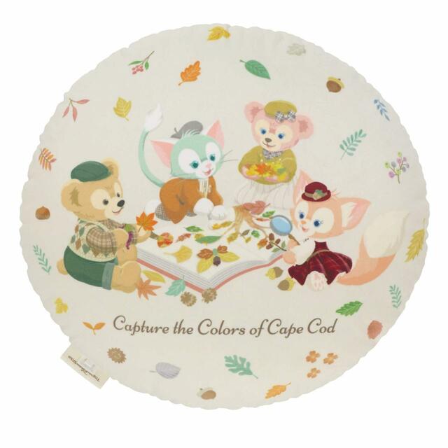 クッション｜4,800円｜「ダッフィー＆フレンズのオータム・ストーリーブック」スペシャルグッズ｜販売店舗：東京ディズニーシー「マクダックス・デパートメントストア」｜発売日：2023年9月7日（木）