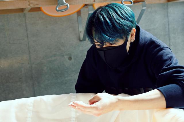 自身初となる蔵での作業となった洗米後の米を手に取る。日本酒好きとして感慨もひとしお