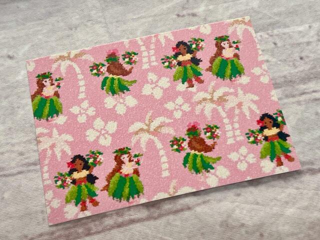 フェイラーの「MANAMANA（マナマナ）」。ピースフルなフラガールがキュート！「多くの幸がありますように」という希望のメッセージが込められている柄です♪