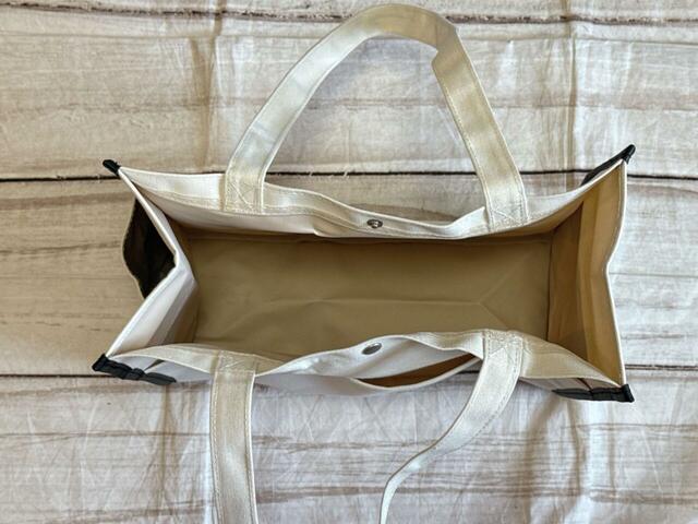 内側はポケットなどはないシンプルな作り