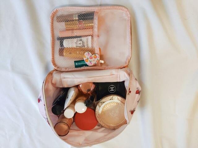 【ゼクシィ5月号:付録 Afternoon Tea LIVING ブライズBIGポーチ】メッシュポケット部分にはすぐ使えるものを