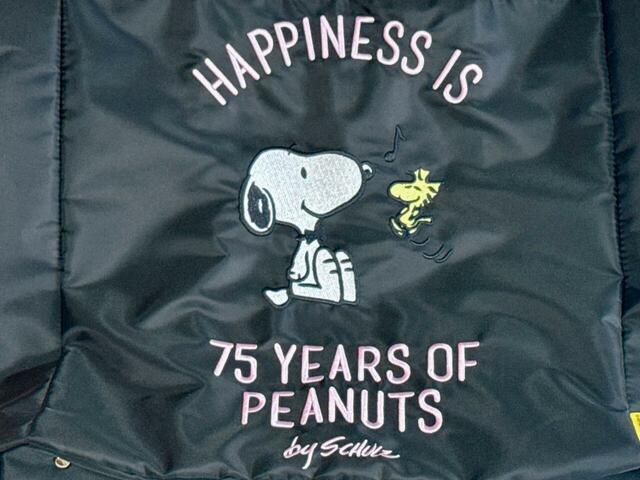 正面にスヌーピーの特別な刺繍入りデザイン！