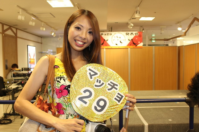 お手製のキラキラうちわを持った美女を発見。旦那様が「マッチョ29」のメンバーなのだそう。