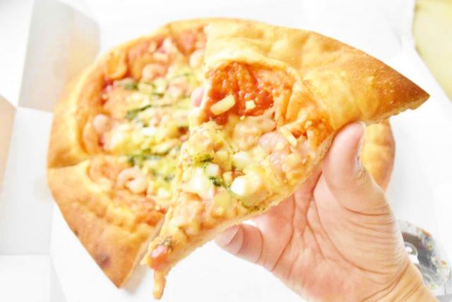 パンピザのようだけど、パンとはちょっと違う食感。