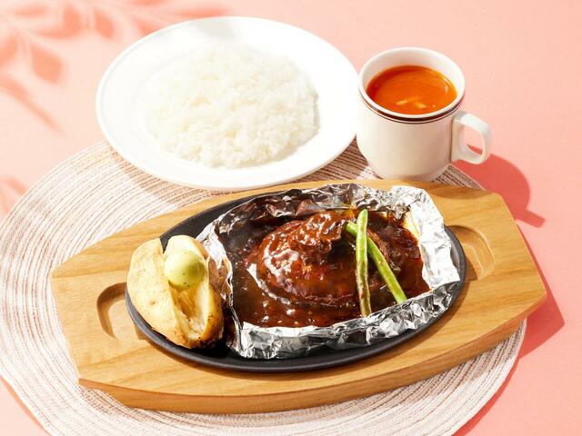 「濃厚ビーフシチューの包み焼きハンバーグランチ110ｇ」＜価格：890円（税込979円）＞【【ココス】お得な平日ランチに爽やかな「レモンクリームパスタ」が登場！エスニックな「ガパオライス」も夏にピッタリ！】