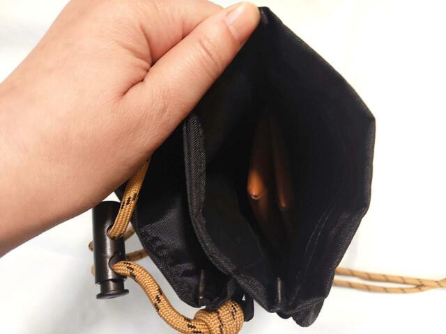 中央部はスマホ、カードケースなど「落としたくないもの」を入れるのに便利