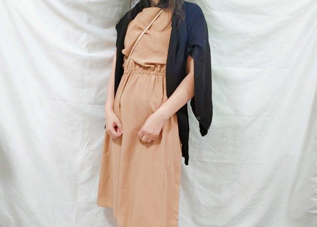 寒い時は、肩にかける方法も【ファミリーマートのコンビニエンスウェア】新商品「カーディガン」