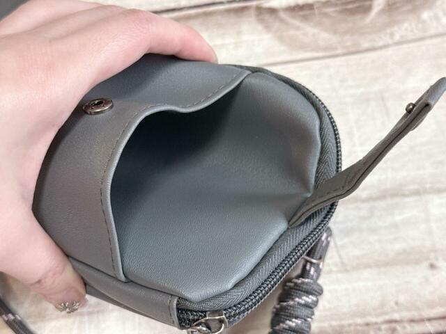 正面のポケットはスマホが入る大きさ