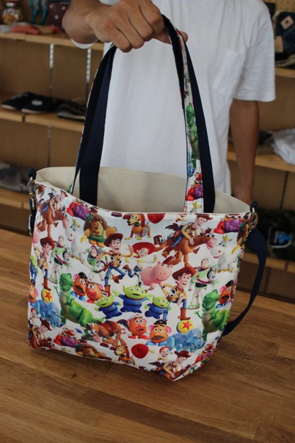 トイストーリーのトートの内側。リバーシブルとして使えます。