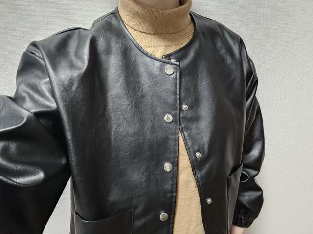 【coca フェイクレザーノーカラージャケット】身長153cm・Lサイズ着用。生地が柔らかく身体の動きに沿うため締め付け感がなく、ラクな着心地です♪