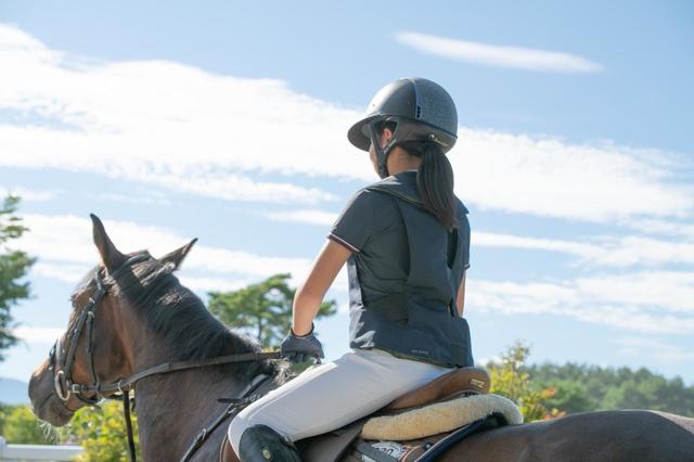 信頼しているパートナーに颯爽とまたがる。自然と姿勢も良くなっていく
