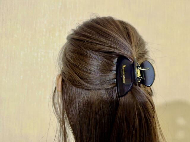 ヘアクリップ着用図。ゴールドのロゴがアクセントになって華やかに♪
