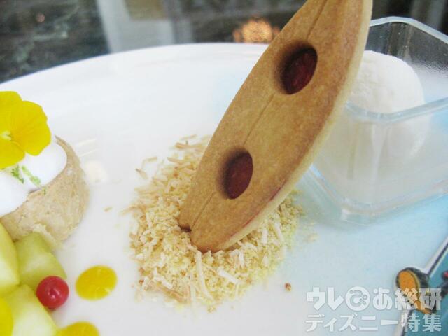 黒ゴマ風チョコとココナッツミルクのハウピアが層になっているパイが、サクサクして美味しい！【ドリーマーズ・ラウンジ 東京ディズニーランドホテル・サマーダイニング アフタヌーンティーセット】