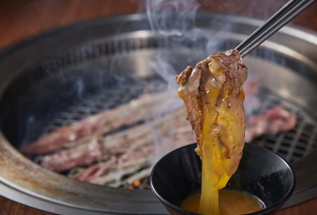 「プレミアム5_至福の炙りすき焼きカルビ」【かみむら牧場の食べ放題メニューに「寿司」が新登場】