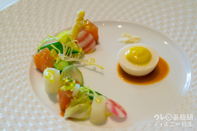 桜鱒のマリネとホワイトアスパラガスのブランマンジェ｜“ディズニー・イースター”ランチコース 5,200円｜東京ディズニーシー・ホテルミラコスタ「オチェーアノ」