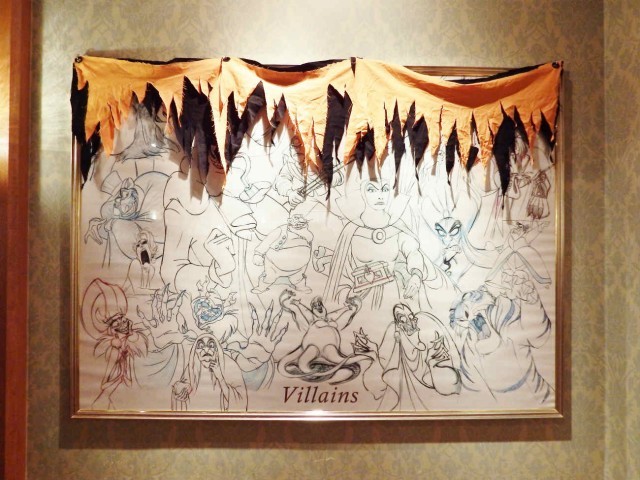 教室の右側に飾られている絵にははヴィランズ達の姿が描かれております