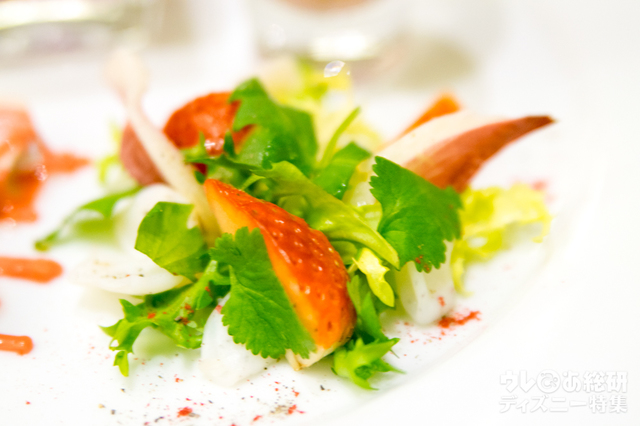 コリアンダーサラダ ストロベリーとイカを添えて｜“ミニーのプレシャスモーメント・ウィズ・ユー”ランチブッフェ／ディナーブッフェ｜東京ディズニーランドホテル「シャーウッドガーデン・レストラン」