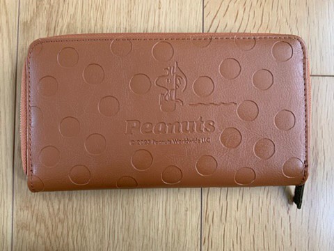 【SNOOPY 高機能長財布 BOOK】背面にはPEANUTSのロゴとウッドストック