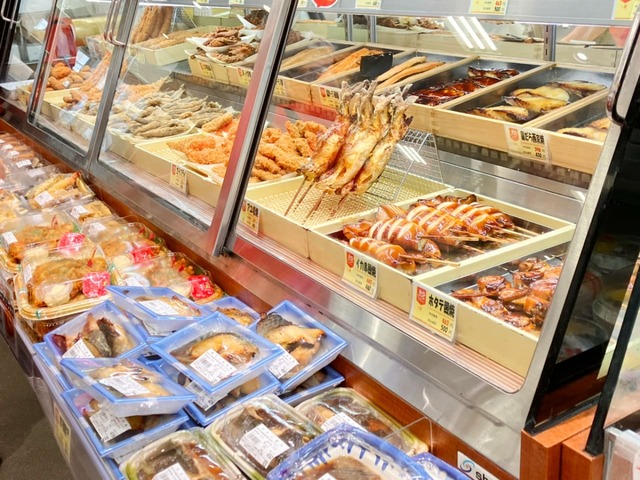 【角上魚類】筆者の利用している店舗では、入口すぐのところに揚げたて、焼きたてのお魚総菜コーナーが!
