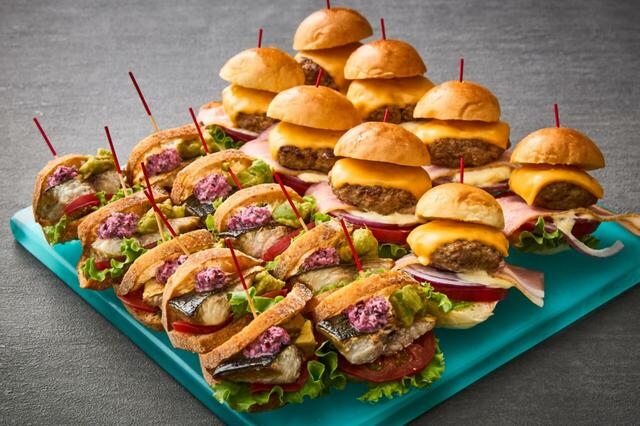 「【ランチタイム限定】佐世保風バーガー／サバサンド【ディナータイム限定】和牛パティの佐世保風バーガー」＜期間：2025年11月1日～11月30日＞【「長崎皿うどん」や「佐世保風バーガー」も好きなだけ！ホテルメトロポリタン「食べてみんね！長崎フェア」で長崎の味覚を大満喫！】