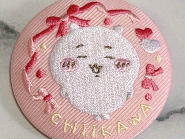 これまたピンクに統一された配色がかわいい♪小さな足をクロスした姿も愛らしいちいかわです