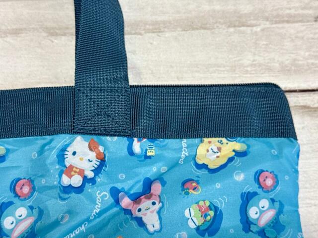 持ち手と開口部にはネイビーが使われているのもポイント!