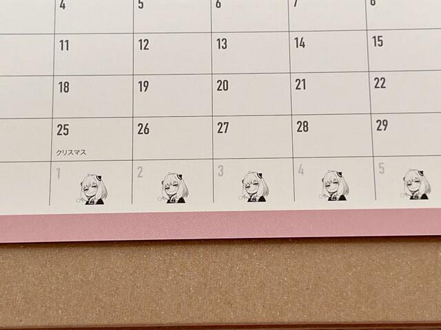 カレンダーの日付が空白のマス内にもキャラクターのイラストが！細かいところまで凝っているのがうれしいですね♪