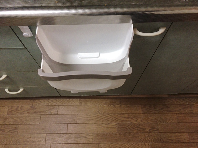 【カインズ】扉に掛ける折り畳みくず入れ 小 ホワイト／ひっかけるだけでこのフィット感！