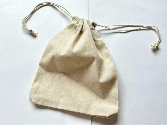 【セリア 巾着袋 コットン 23×14×3cm】缶バッジをつけたり刺繍をしたり、ワッペンをつけたりと自分のオリジナル巾着に作り替えるのもおすすめ