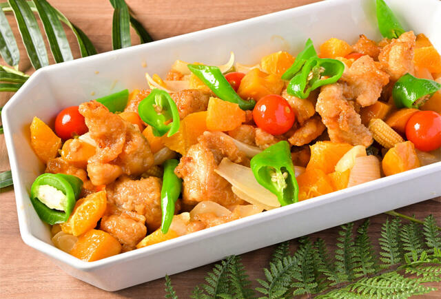 「鶏肉の南国風焼き」＜期間：2025年7月1日〜31日＞【ダイナミックシュラスコ＆豪快手掴みシーフードが食べ放題！神戸のホテルで“海鮮VS肉”の贅沢ビュッフェ体験！】