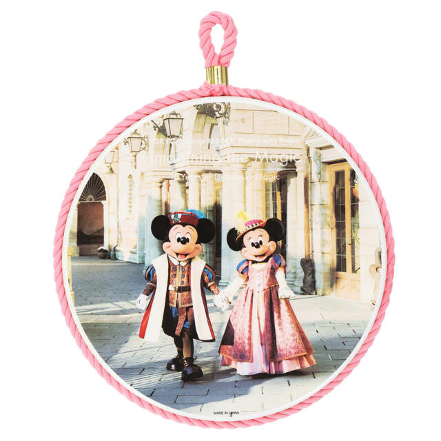 なべしき 2,600円｜東京ディズニーリゾート「イマジニング・ザ・マジック」グッズ第2弾｜販売店舗：東京ディズニーランド「グランドエンポーリアム」、東京ディズニーシー「エンポーリオ」｜発売日：2025年2月13日（木）