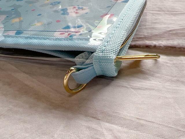 ポーチの背中上部にはDカン付き。チャームやストラップがつけられます