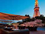 東京タワーから約200mの距離。夜はライトアップし、ラグジュアリーな雰囲気（東京プリンスホテル カフェ＆バー タワービューテラス）
