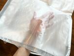 【無印良品 レジャーシートでつくった たためる収納袋】全体的にハリ感のある生地。上部のみやや透ける素材で、中に何が入っているかがわかりやすいです