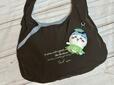 【しまむら トートバッグ(yumi)】フロントのDカンにハチワレのマスコットをつけてみました。ハチワレのブルーとダスティーブルーが合う〜!