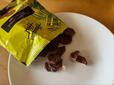 【コストコ ハワイアンホースト チョコバナナチップス】お皿に出すと食べやすく、気軽につまめる質感です◎