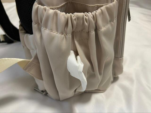 【ワークマン 軽量3レイヤーポケットマザーズリュック】左側のサイドポケットにはティッシュ専用ポケットも搭載!