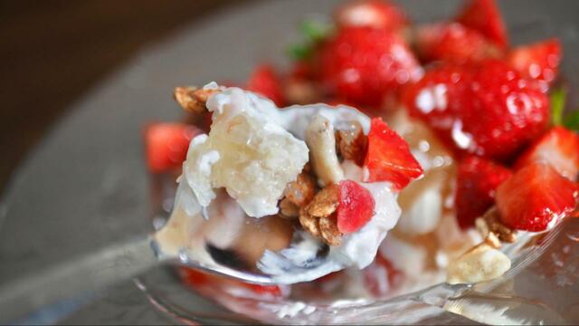 【グリークヨーグルト風＆コームハニー】スプーンで掬っても贅沢感がすごい！