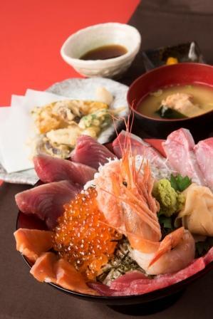 ■産直鮮魚 魚米屋 [2F] 特盛 秋の海鮮丼 単品：1,706円（税込） 野菜天ぷらセット：2,138円（税込）