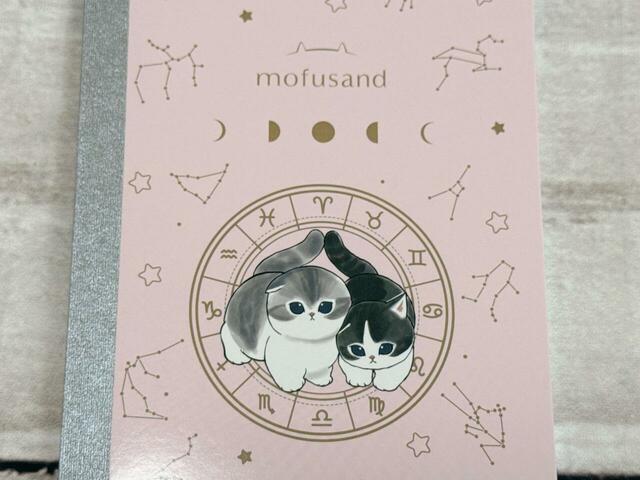 星座の羅針盤を背景にぎゅっと寄り添うにゃんこ2匹がたまらなくキュート！