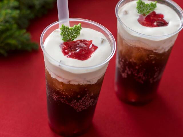 スパークリングドリンク(ミックスベリー&ホイップ) 650円|カフェ・ポルトフィーノ|東京ディズニーリゾート「ディズニー・クリスマス」スペシャルメニュー