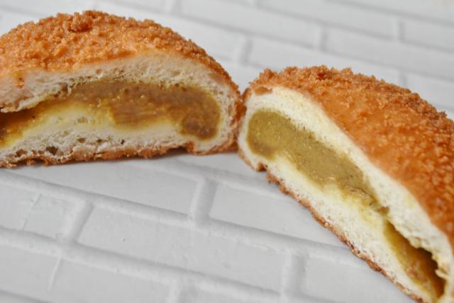 黄色っぽいフィリング。／セブンイレブン『やみつきになる！スパイス香るカレーパン』120円（税込129円）