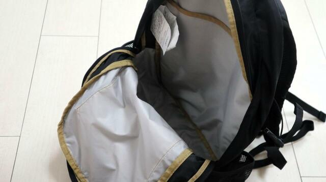 【コールマン ウォーカー25】マチ広めの荷室には背側にタブレット用の大きなポケット付き！